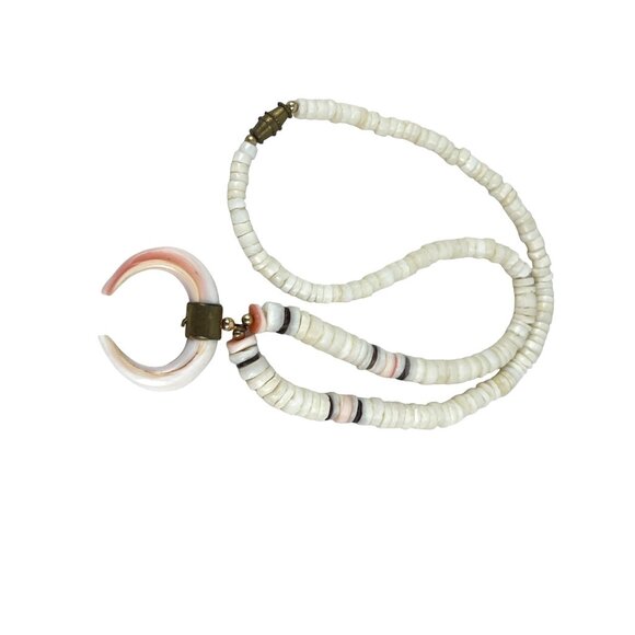 Vintage 1970s Boho Crescent Shell Necklace With Barrel Clasp 15 Inch - Picture 7 of 7
